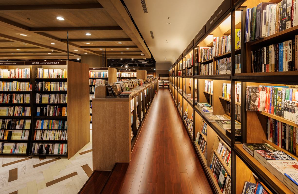 誠品書店書架與閱讀空間
