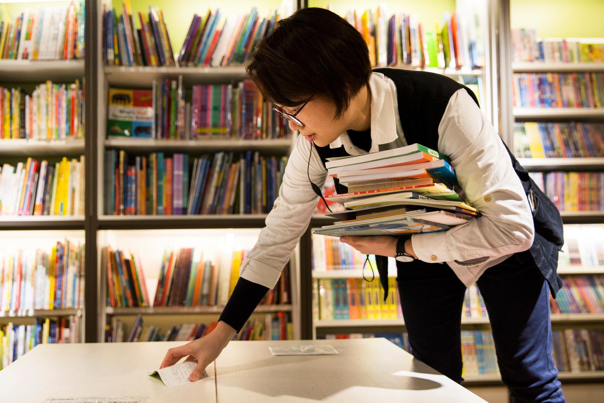 誠品門市人員整理書籍與現場服務